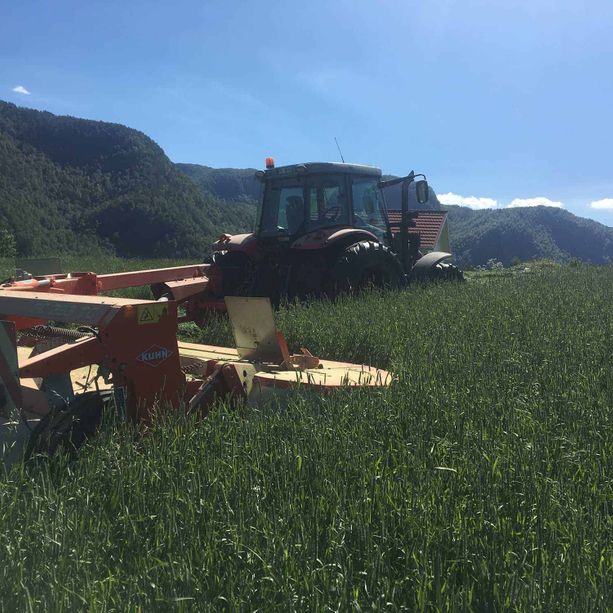 En traktor i norsk natur
